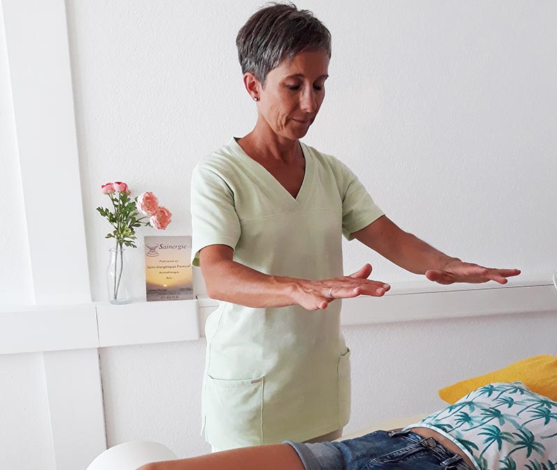 Josiane Wyniger pratiquant un soin énergétique